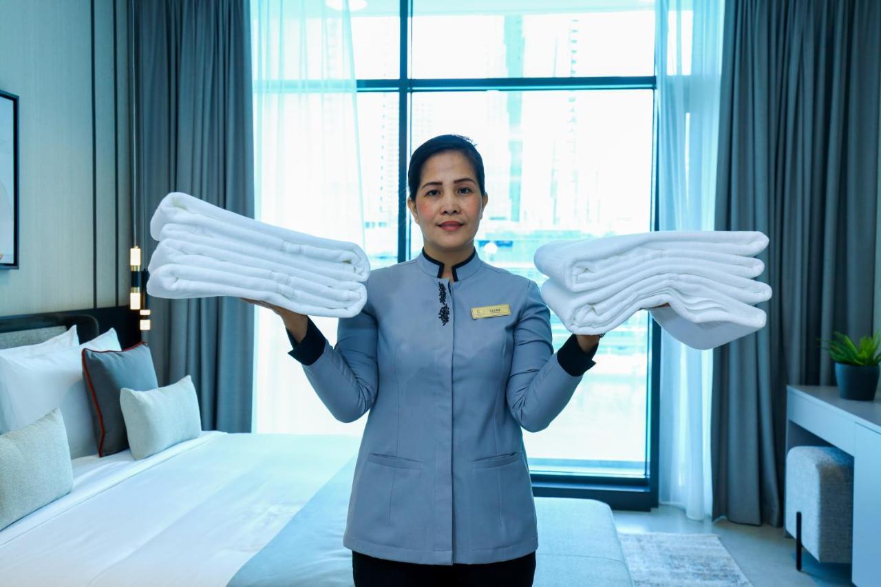 Charthouse Bahrain Hotell Manama Exteriör bild A chambermaid in a hotel