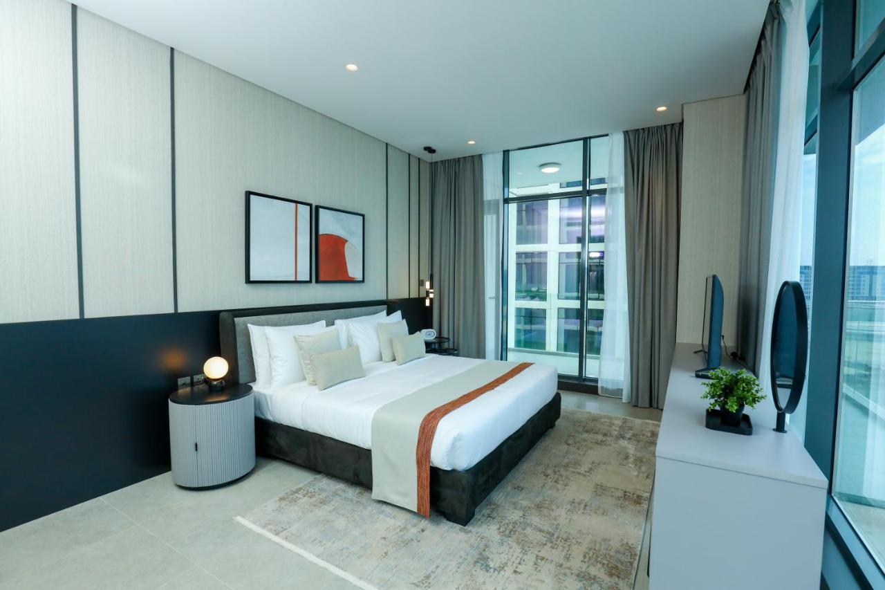 Charthouse Bahrain Hotell Manama Exteriör bild A bedroom at the hotel