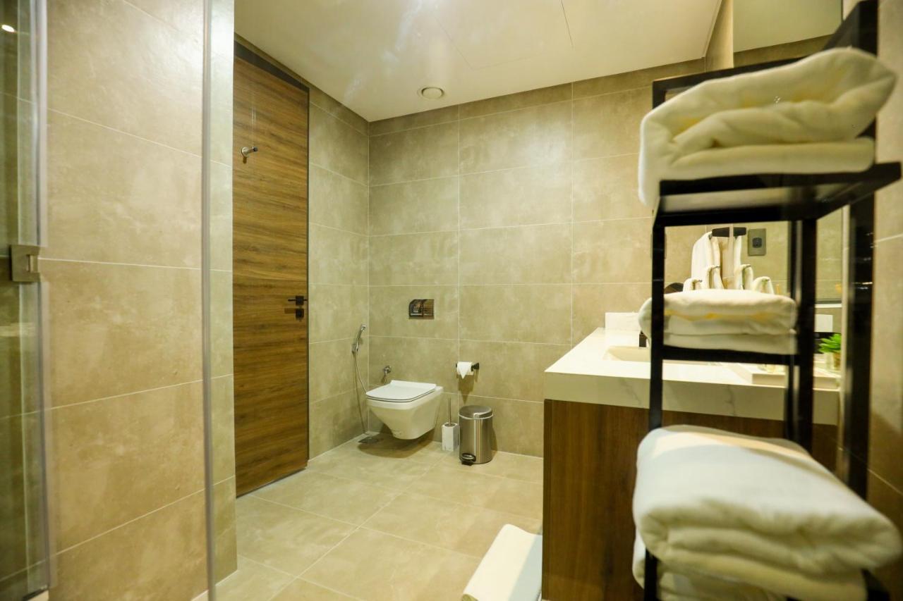 Charthouse Bahrain Hotell Manama Exteriör bild Bathroom