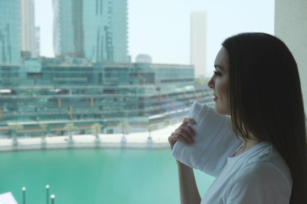 Charthouse Bahrain Hotell Manama Exteriör bild A woman in Dubai