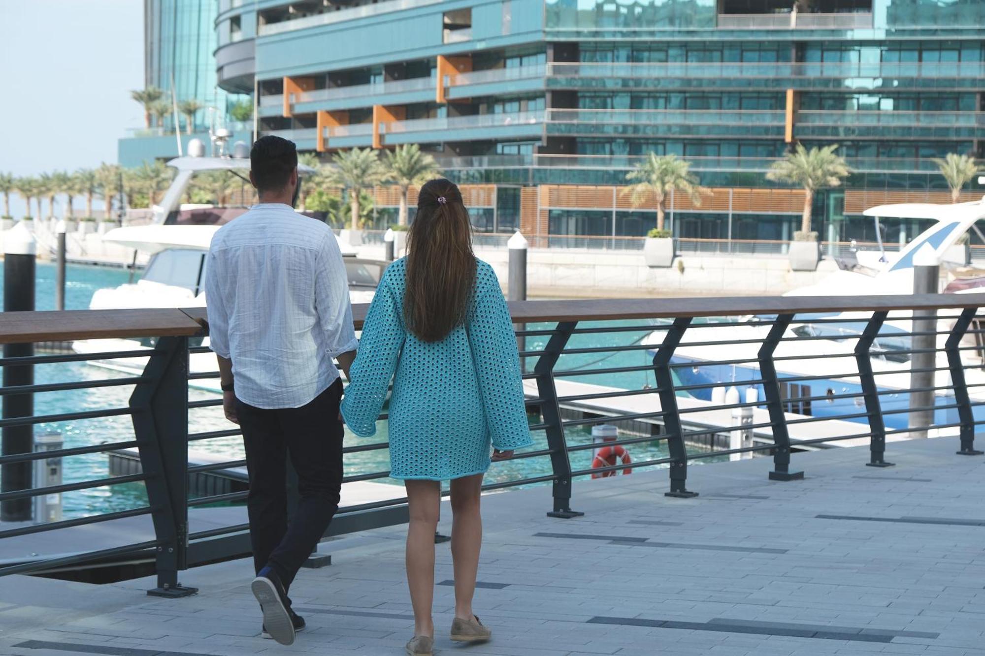 Charthouse Bahrain Hotell Manama Exteriör bild A couple walking in Dubai Marina
