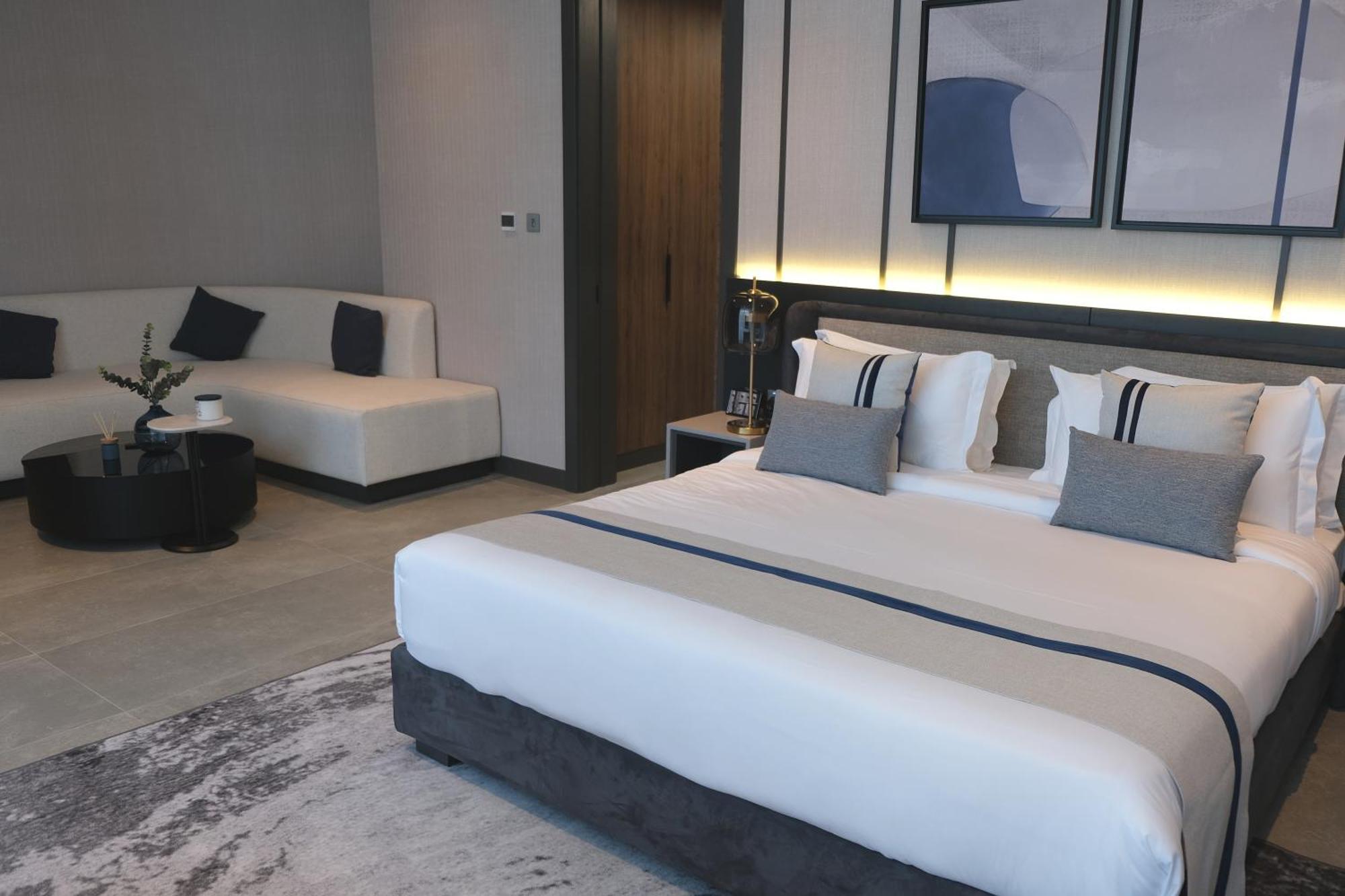 Charthouse Bahrain Hotell Manama Exteriör bild Deluxe room