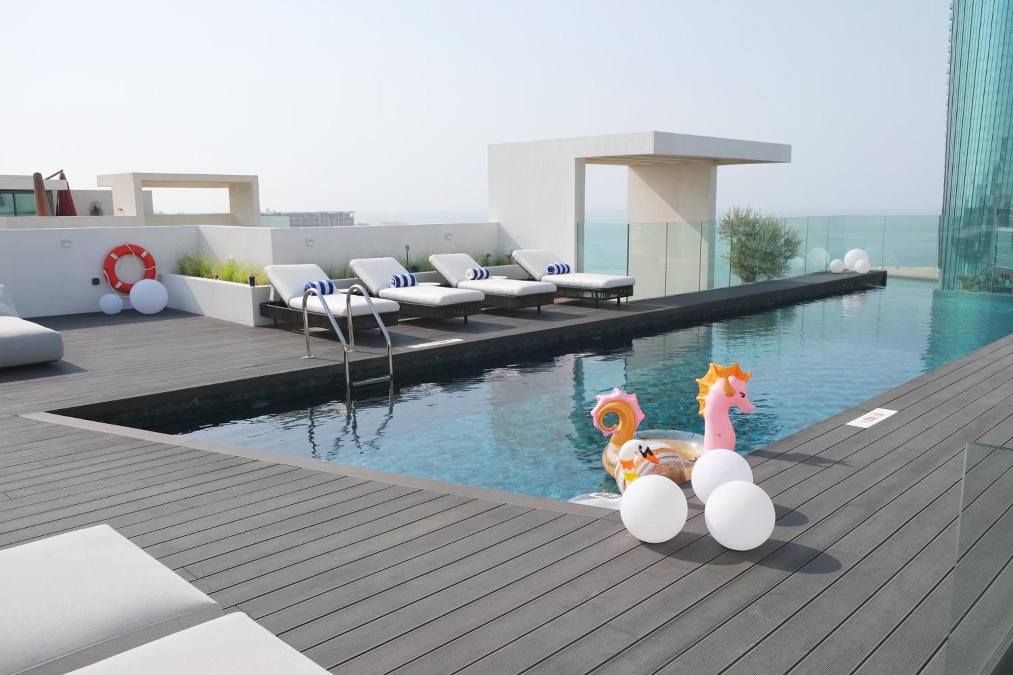 Charthouse Bahrain Hotell Manama Exteriör bild The pool at the top of the hotel