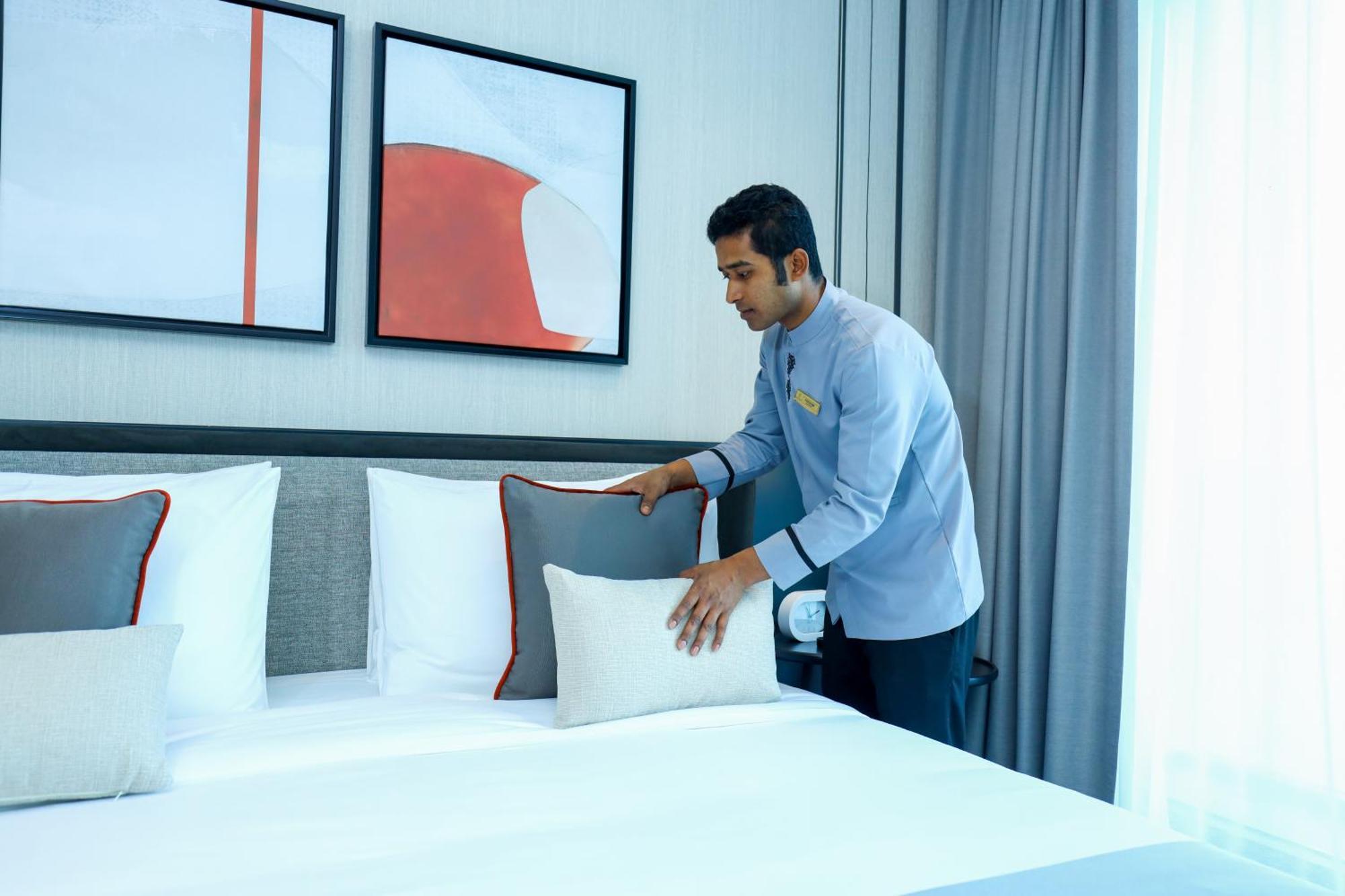 Charthouse Bahrain Hotell Manama Exteriör bild A hotel housekeeper making a bed